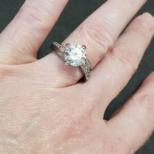 Silver tone sparkly rhinestone ring size 5.75